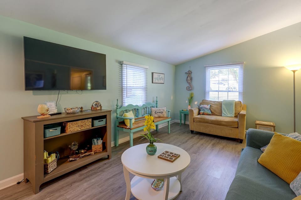 Gaston Lake House: Dock, Deck, Game Room! House in Bracey