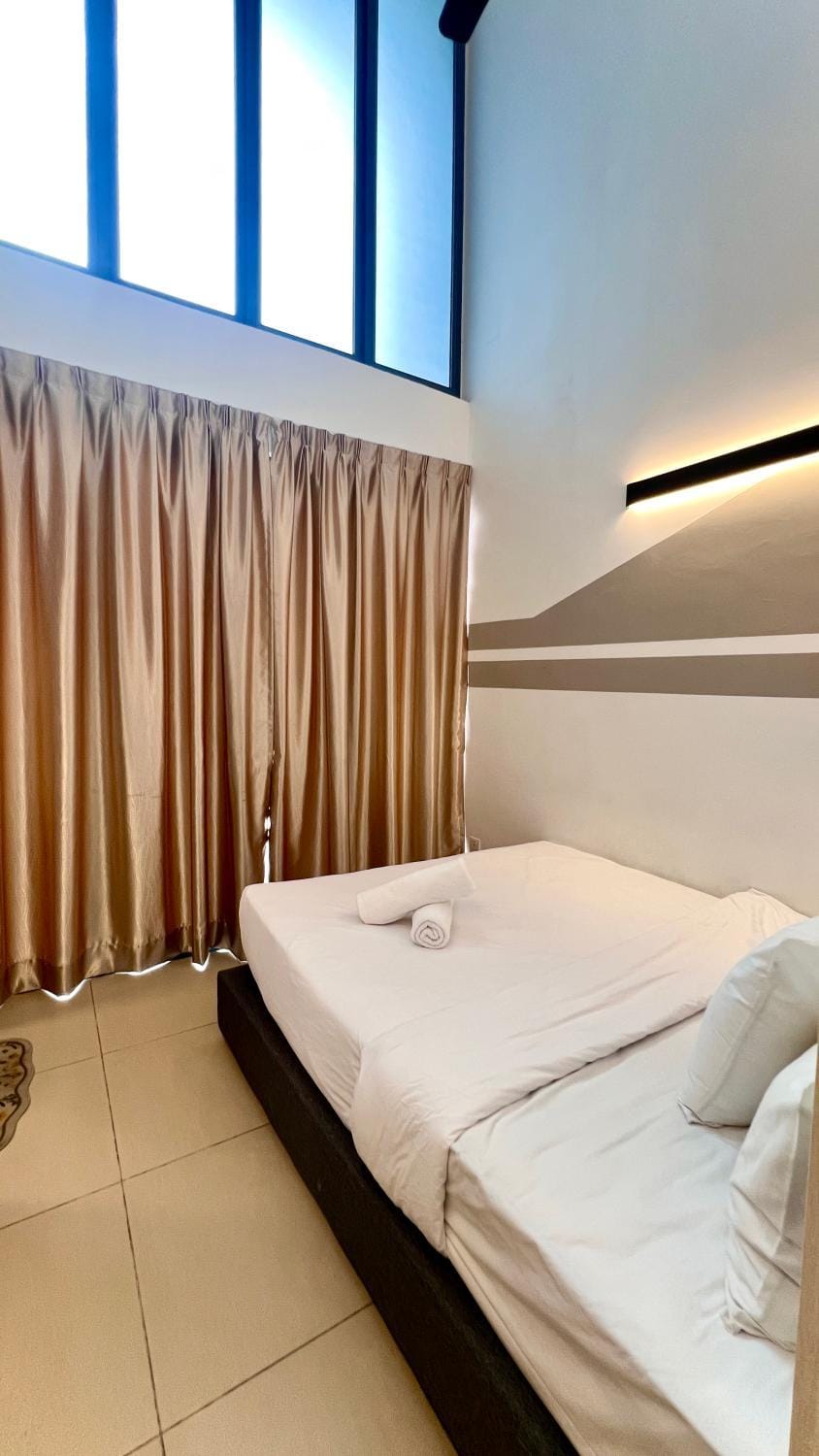 Bed, Photo of the whole room, Bedroom, towels