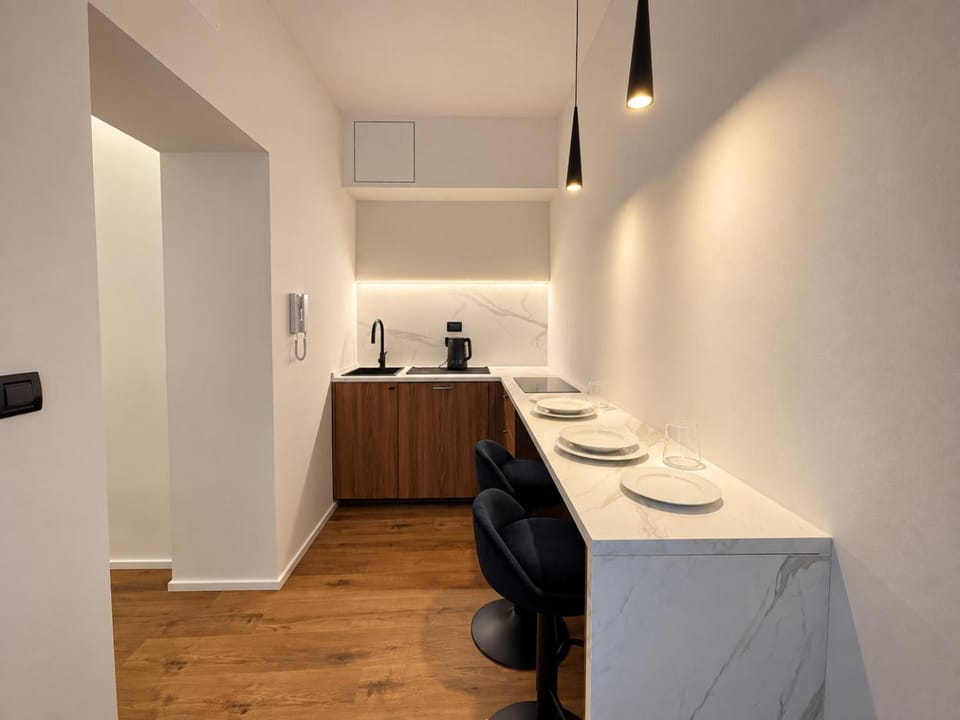 Kitchen or kitchenette, Dining area