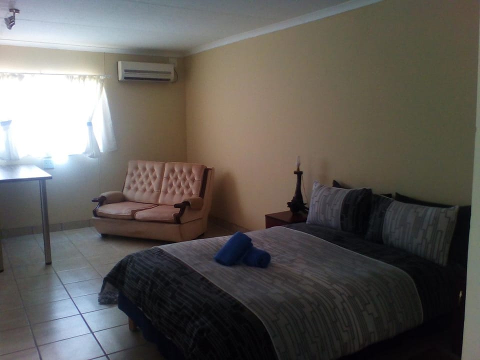 Bed, Seating area