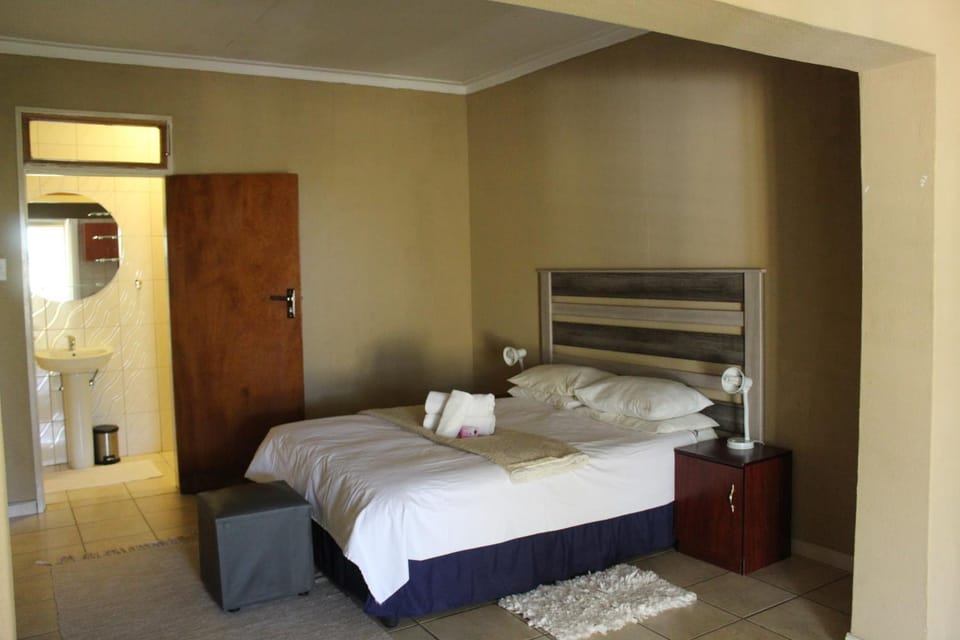 Bed, Photo of the whole room, towels
