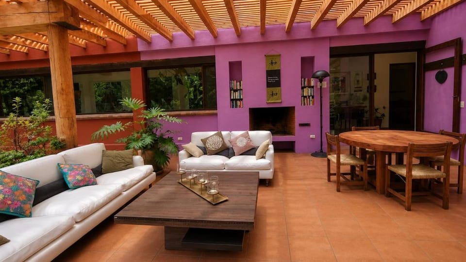 Riverfront King Room w Fireplace & Jacuzzi Access House in Valle de Bravo