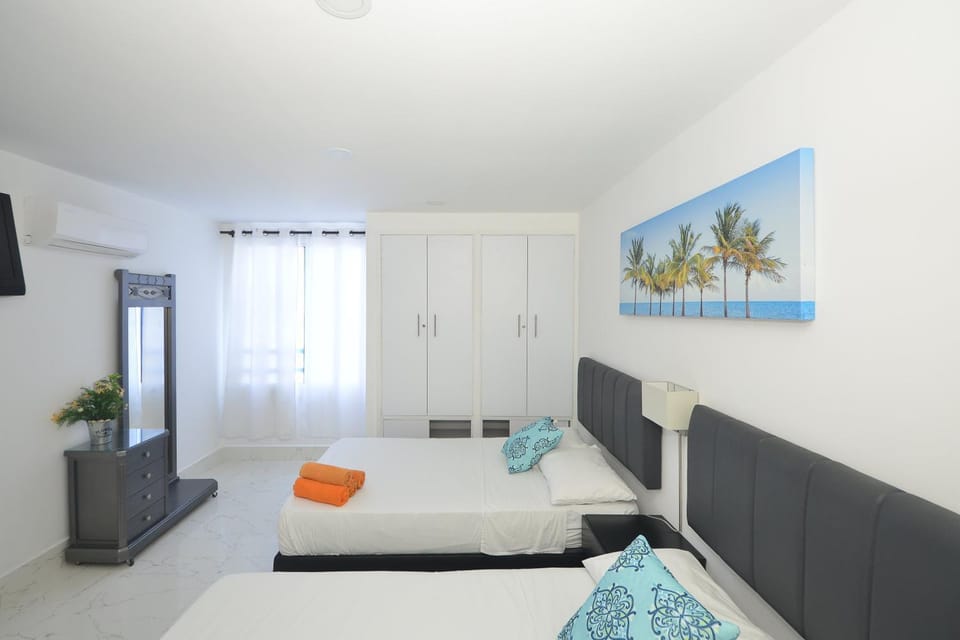 Bed, TV and multimedia, Photo of the whole room, Bedroom, towels