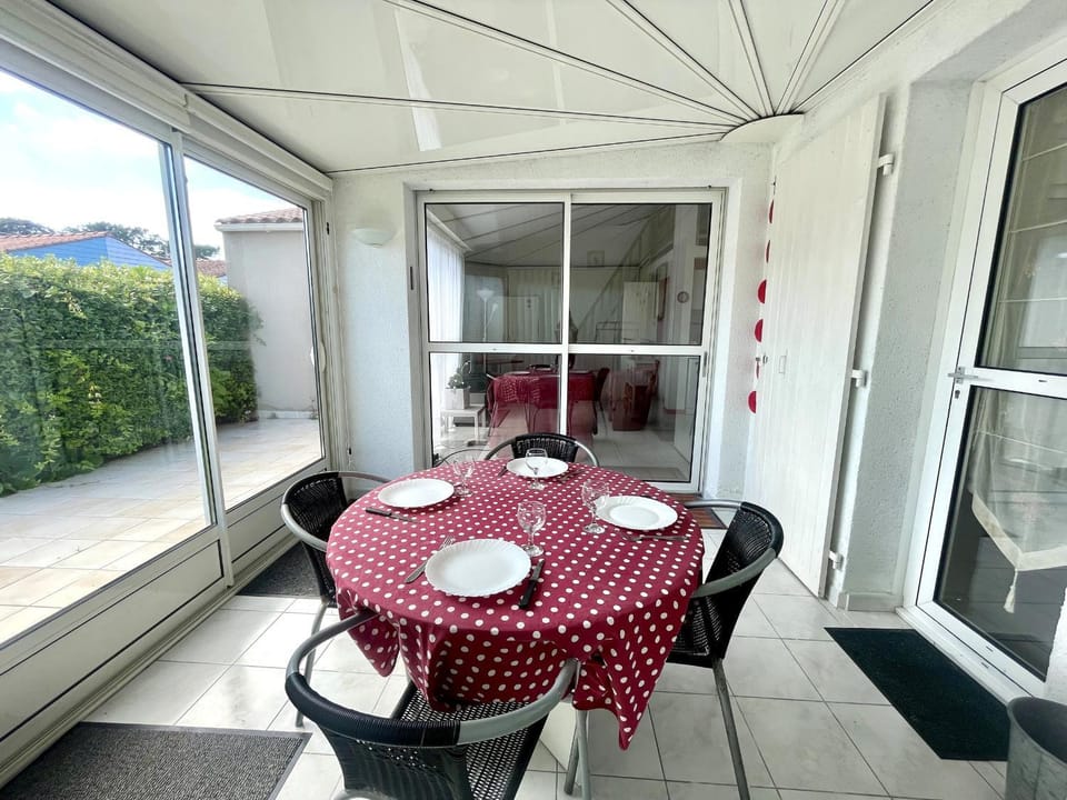 Maison T3 avec jardin clos, véranda, animaux admis, parking, proche mer - FR-1-92-677 House in Château-d'Olonne