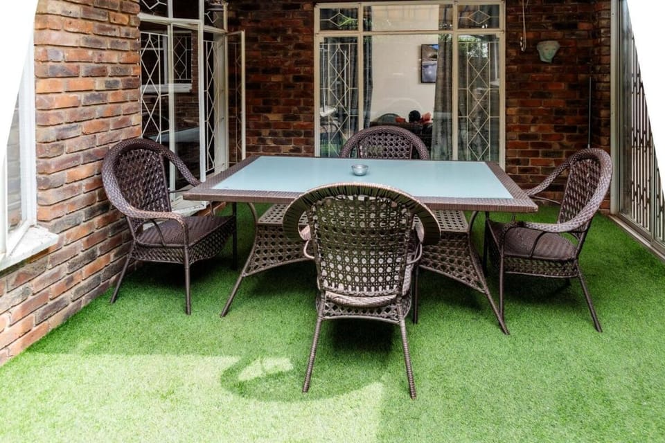 Home with secure parking in Randburg Apartment in Sandton