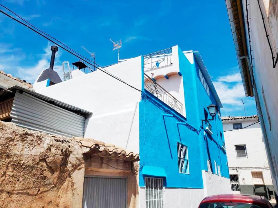 Facade/entrance, Location