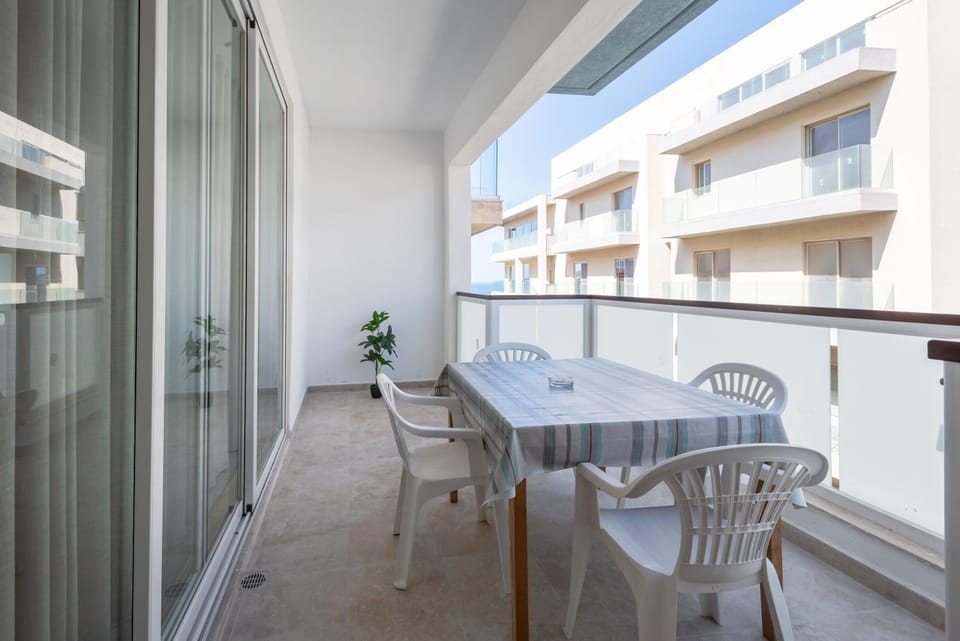 Gorgeous Apartment With Side Sea View Apartment in Saint Paul's Bay