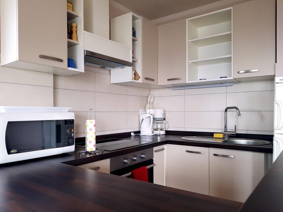 Kitchen or kitchenette, Food and drinks