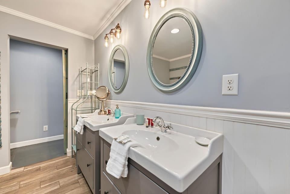 Bathroom, Photo of the whole room, towels
