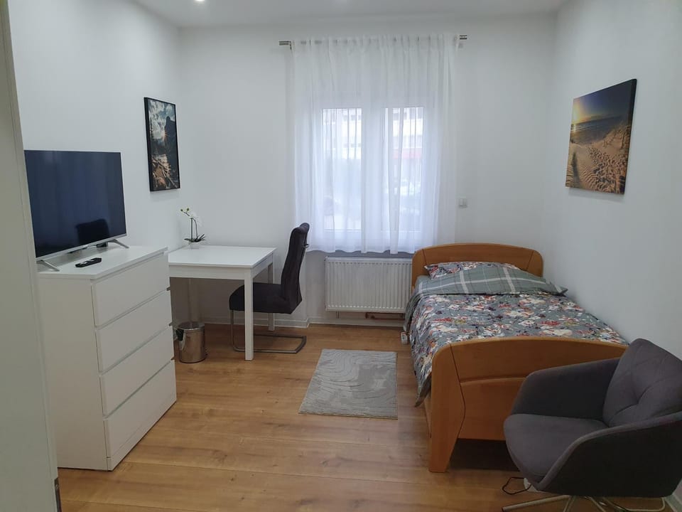 Bed, TV and multimedia, Photo of the whole room, Seating area, Bedroom