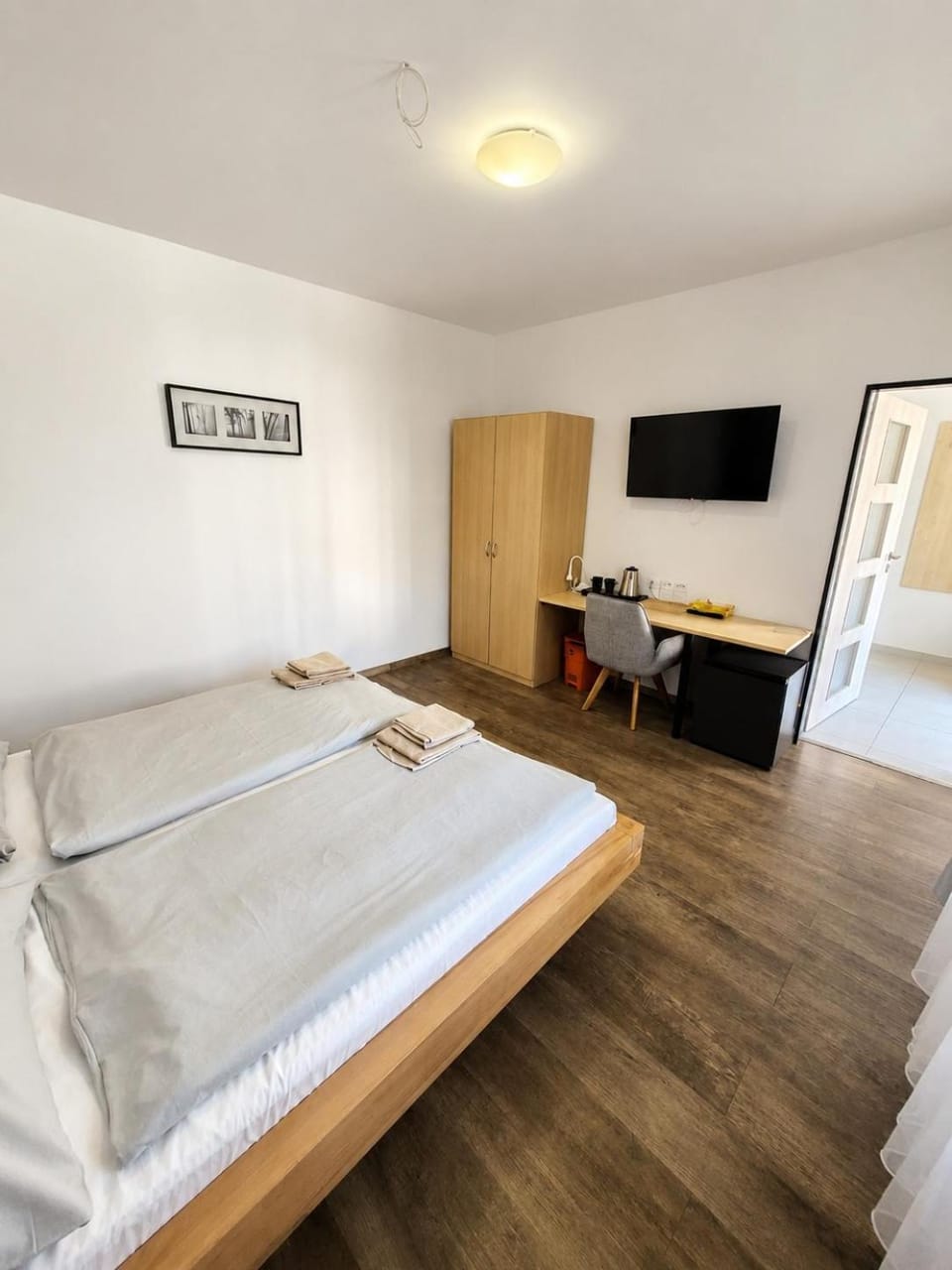 Bed, TV and multimedia, towels, wardrobe