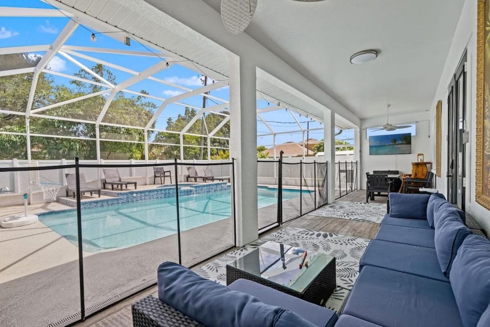 4BR Heated Pool w BBQ in Central Area House in Pinellas Park