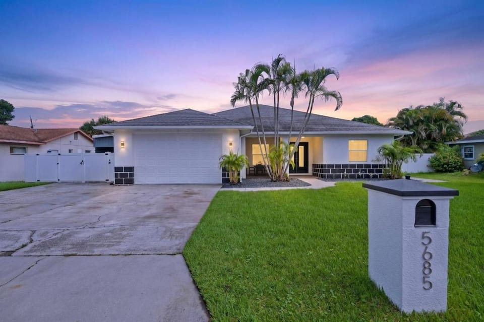 4BR Heated Pool w BBQ in Central Area House in Pinellas Park