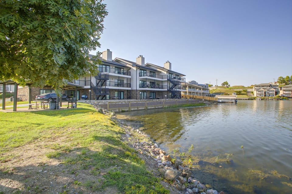 Resort Perks! Lakefront Unit | Extended Stays House in Lake Hamilton