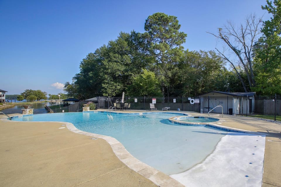 Resort Perks! Lakefront Unit | Extended Stays House in Lake Hamilton