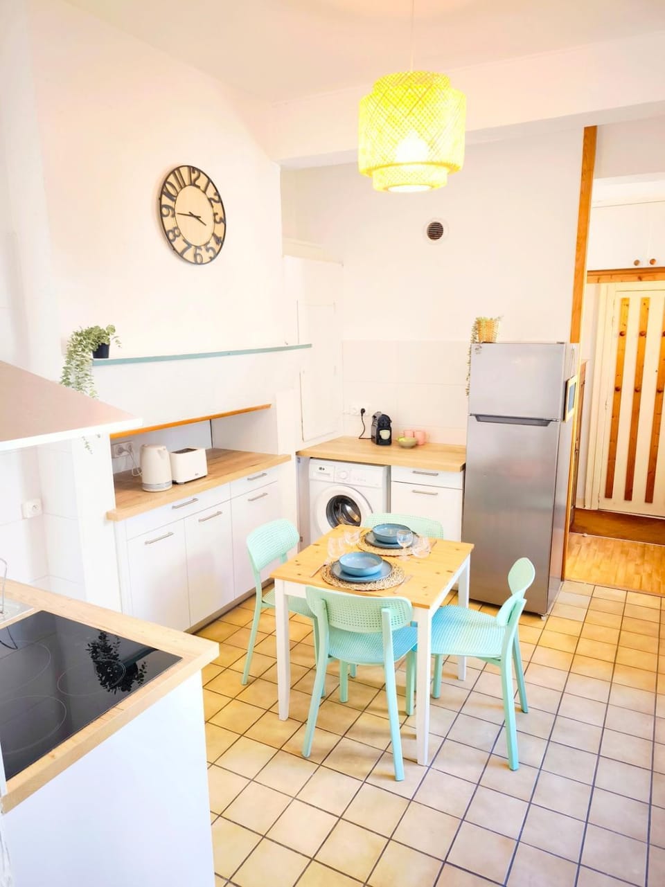 Kitchen or kitchenette, Dining area, oven