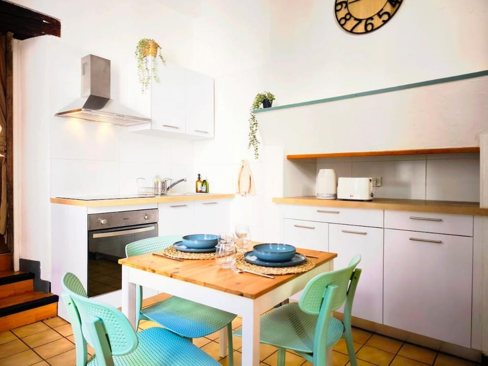 Kitchen or kitchenette, Dining area, stove