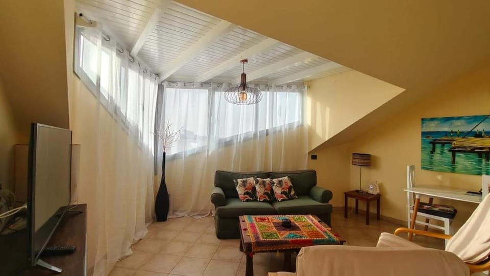 Communal lounge/ TV room, TV and multimedia, Living room, Seating area, Evening entertainment