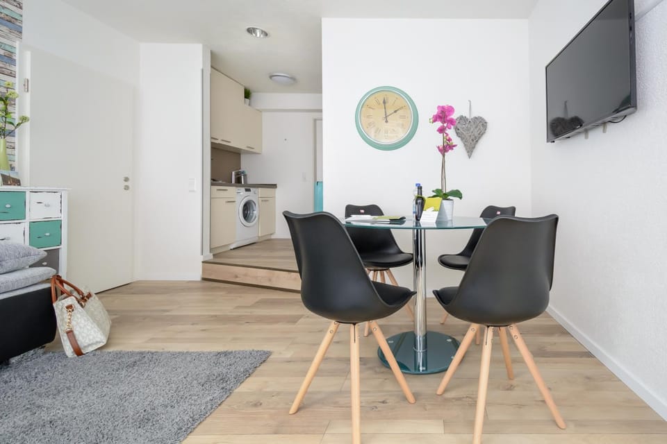Photo of the whole room, Dining area