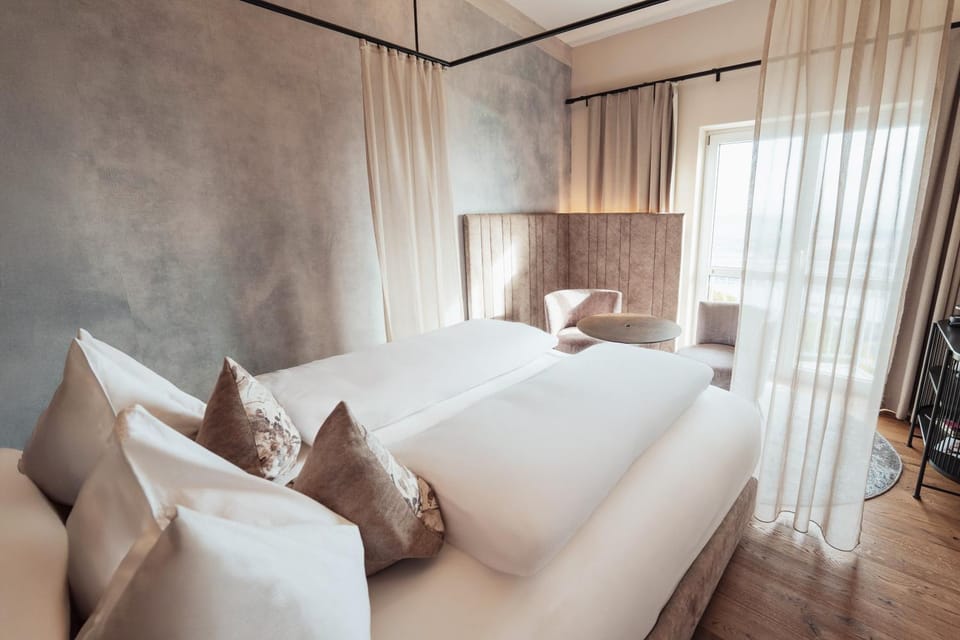 Bed, Photo of the whole room, Seating area