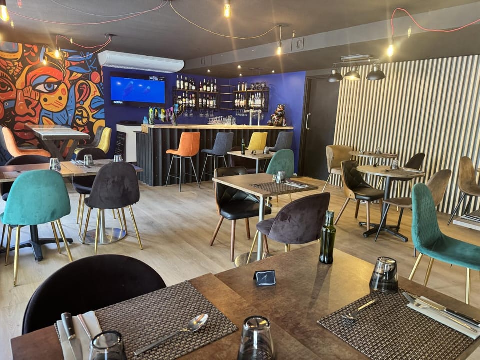 Restaurant/places to eat, Lounge or bar