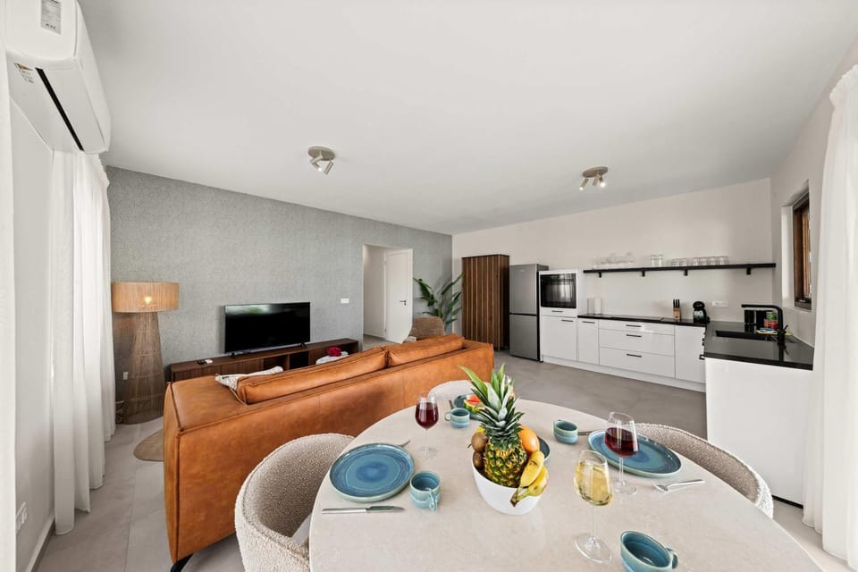 J&M Coral - Modern 2BR & Shared Pool near Mambo Apartment in Willemstad