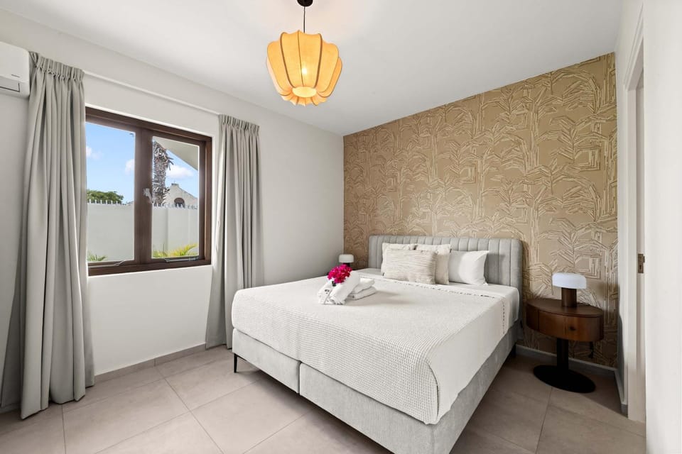 J&M Coral - Modern 2BR & Shared Pool near Mambo Apartment in Willemstad