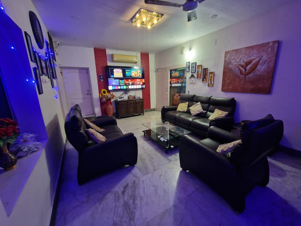 TV and multimedia, Living room, Seating area, Evening entertainment