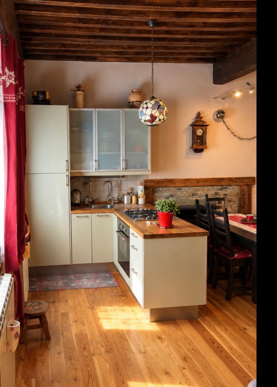 Kitchen or kitchenette, oven, pet friendly, stove