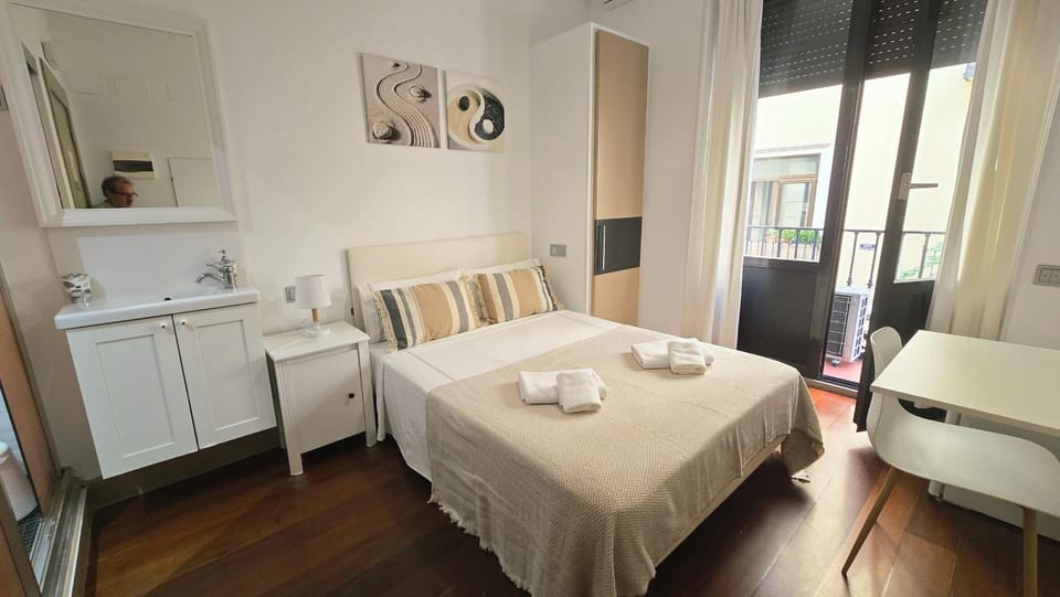 Bed, Balcony/Terrace, Photo of the whole room, Bedroom, towels