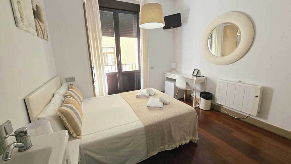 Bed, Balcony/Terrace, Photo of the whole room, Bedroom, towels