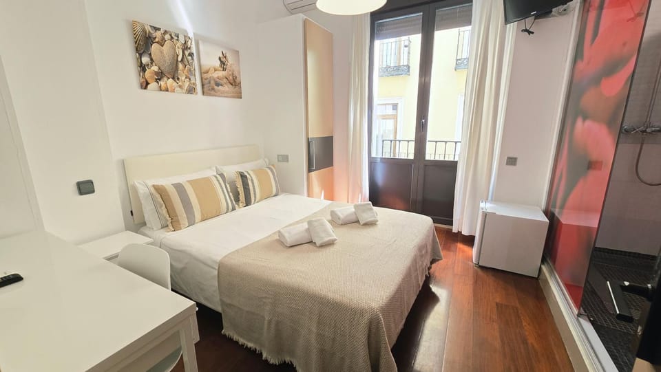 Bed, Balcony/Terrace, Photo of the whole room, Bedroom, towels