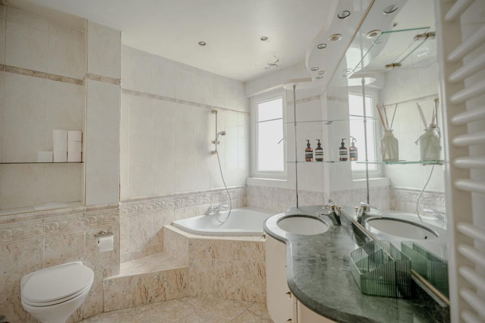 Apt 3 bedrooms with lift near Eiffel Tower Paris15 Apartment in Paris