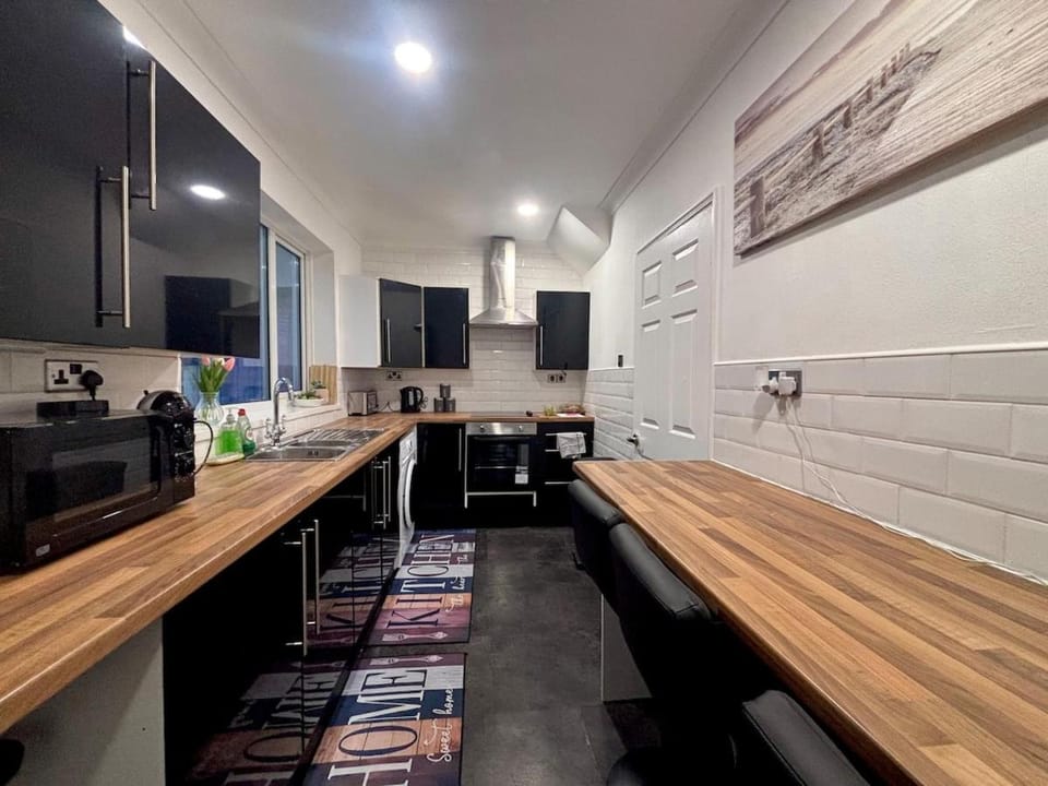 Kitchen or kitchenette, Dining area, oven, stove