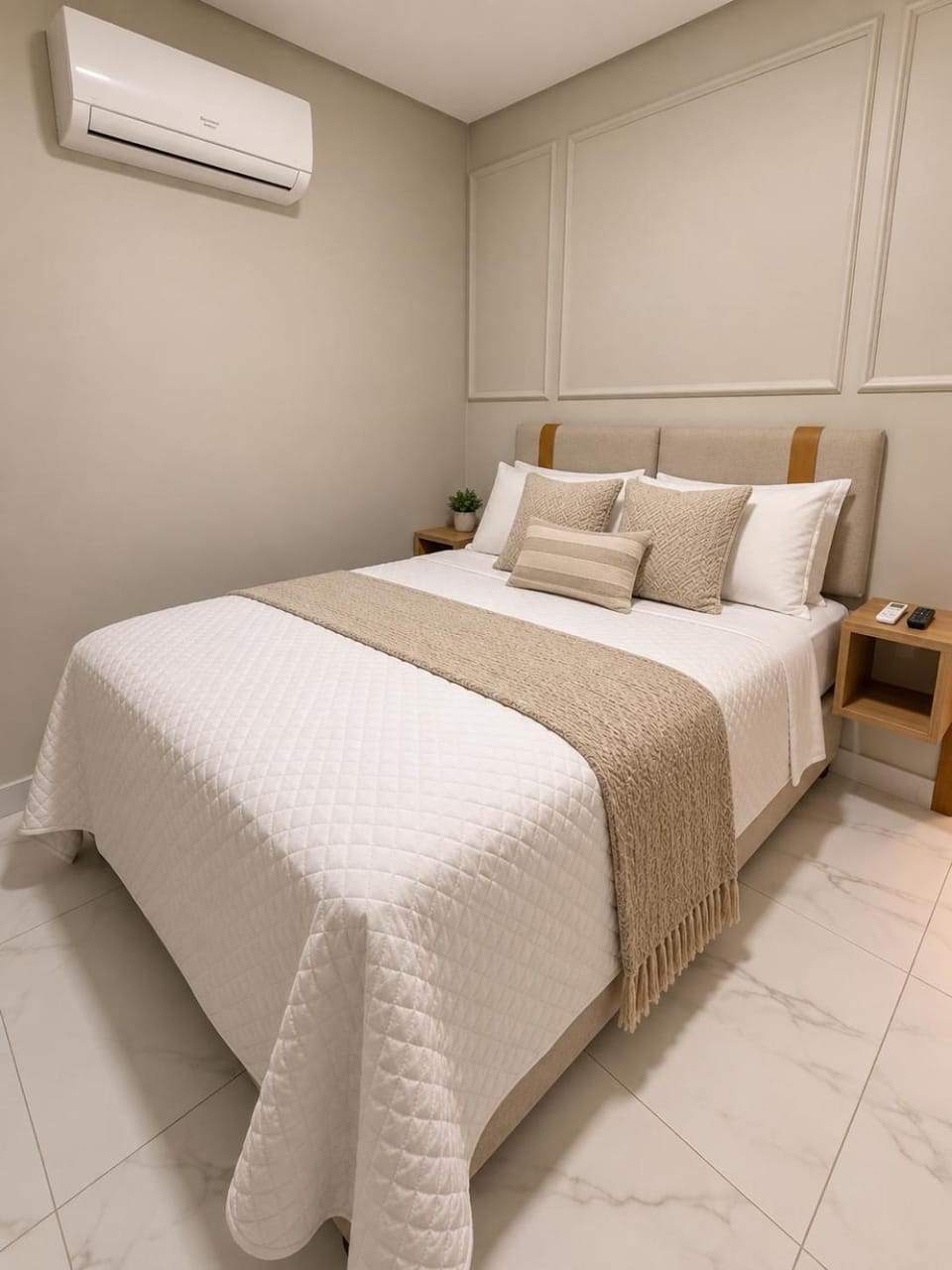 Bed, Photo of the whole room, Bedroom, air conditioner