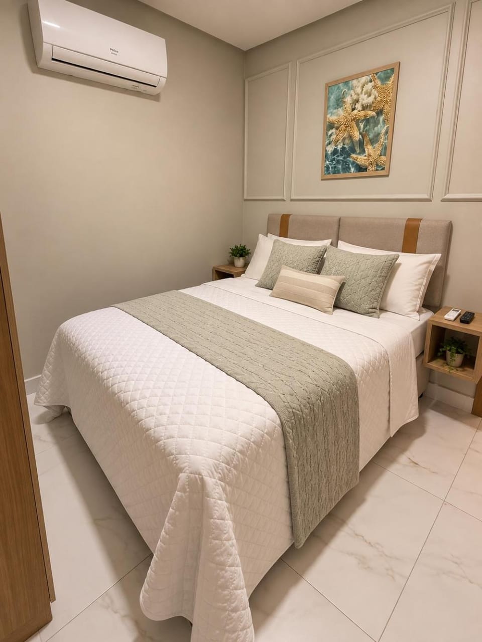 Bed, Photo of the whole room, Bedroom, air conditioner