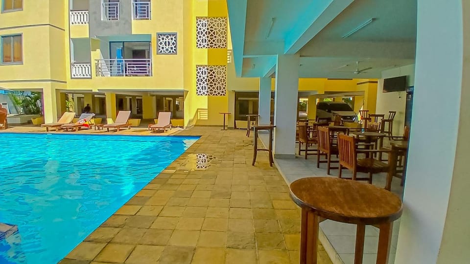 Property building, Patio, Restaurant/places to eat, Day, Pool view, Swimming pool, Swimming pool, sunbed