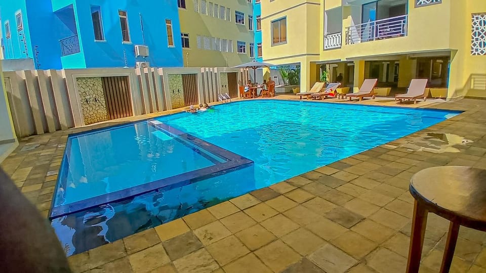 Property building, Patio, Day, Pool view, Swimming pool, Swimming pool, sunbed