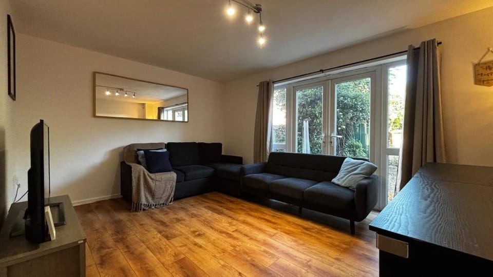 Homely Townhouse 4BR, Sleeps 9, City Centre Apartment in Salford