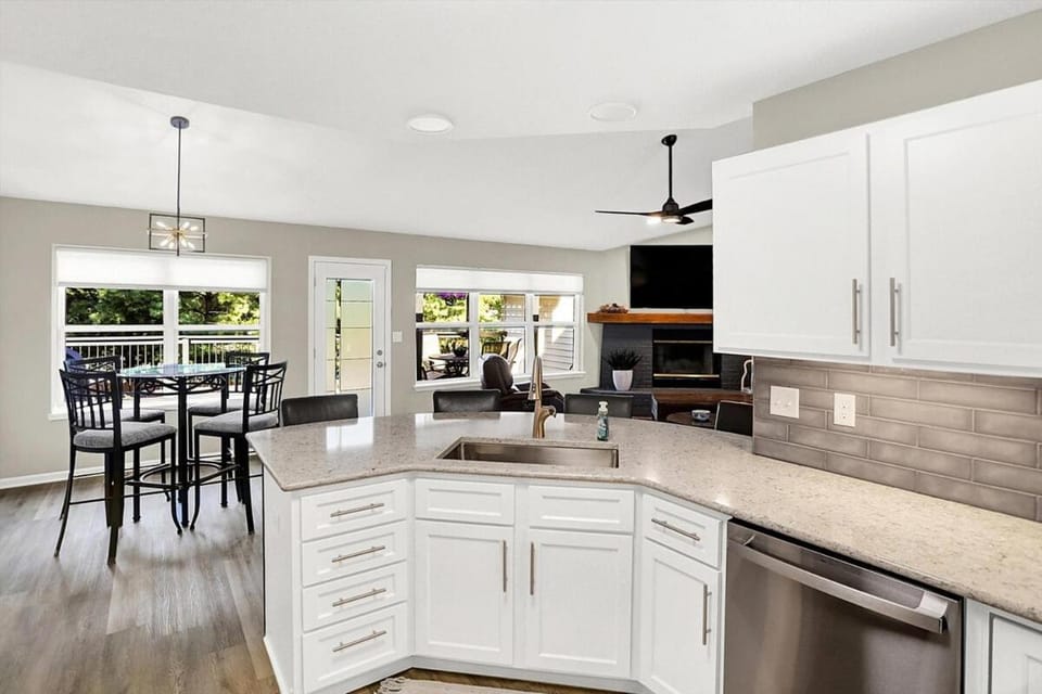 Balcony/Terrace, Kitchen or kitchenette, Living room, Dining area, fireplace