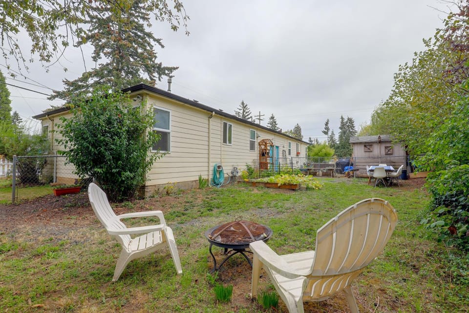 Quiet Neighborhood, Home Office & Fenced Yard! House in Portland