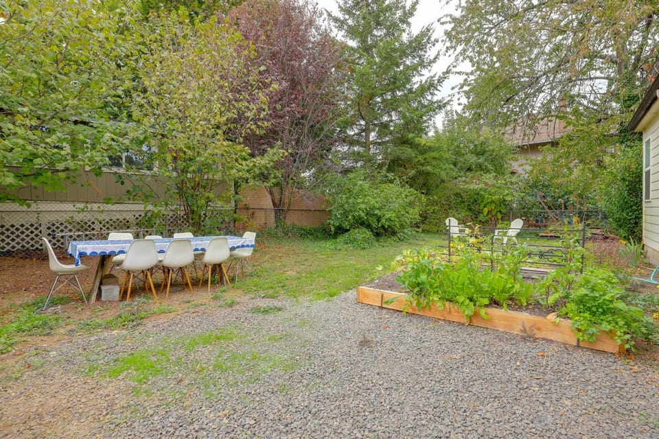 Quiet Neighborhood, Home Office & Fenced Yard! House in Portland