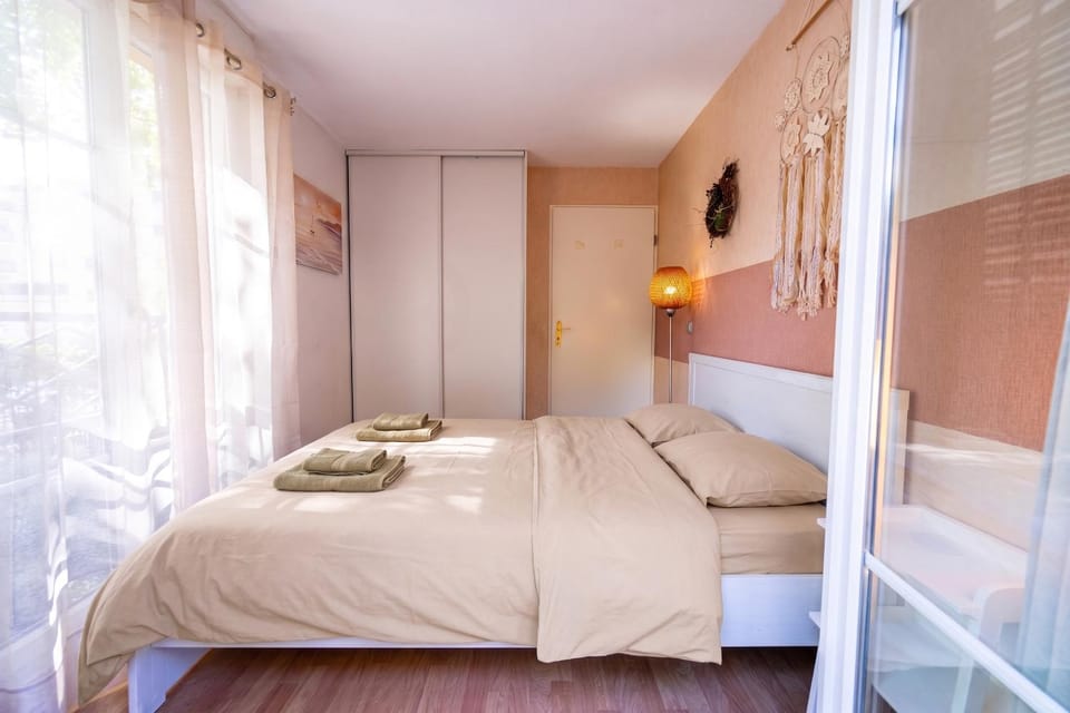 Bed, Photo of the whole room, Bedroom, bunk bed, towels, wardrobe