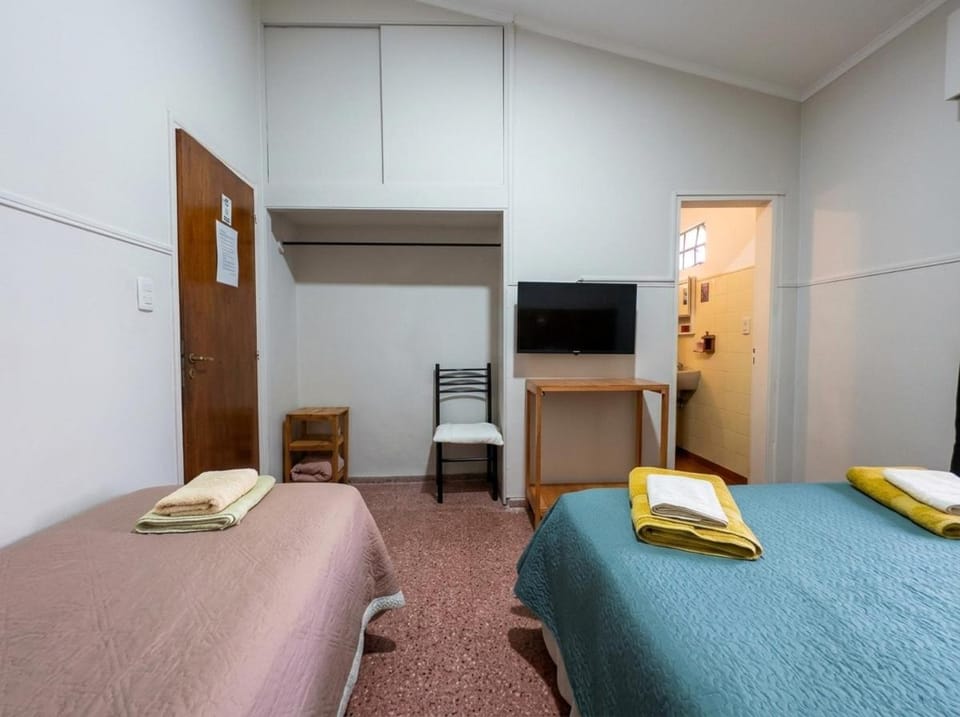 Communal lounge/ TV room, Bed, TV and multimedia, Photo of the whole room, Evening entertainment, Bedroom, bunk bed, towels