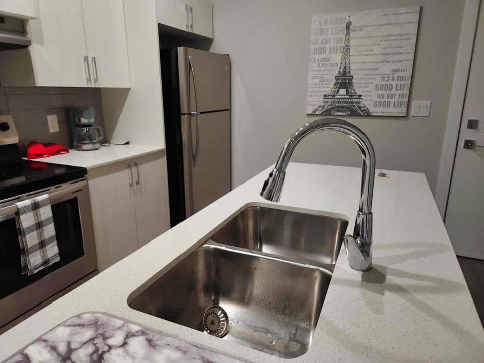 Sleek Downtown Townhome w Kitchen Island, Master Suite & Private Patio Apartment in Vancouver