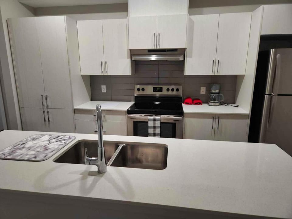 Sleek Downtown Townhome w Kitchen Island, Master Suite & Private Patio Apartment in Vancouver