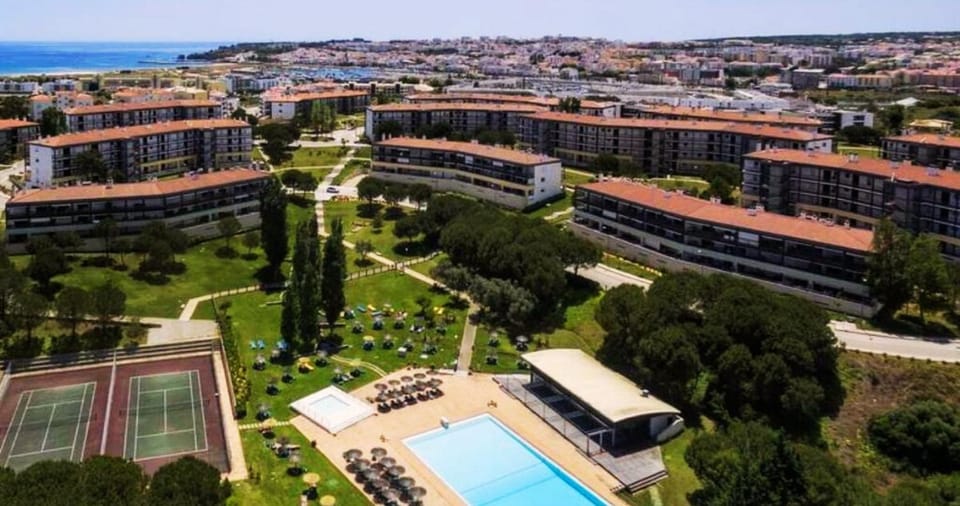 Property building, Natural landscape, Bird's eye view, Pool view, Street view, Swimming pool, Location