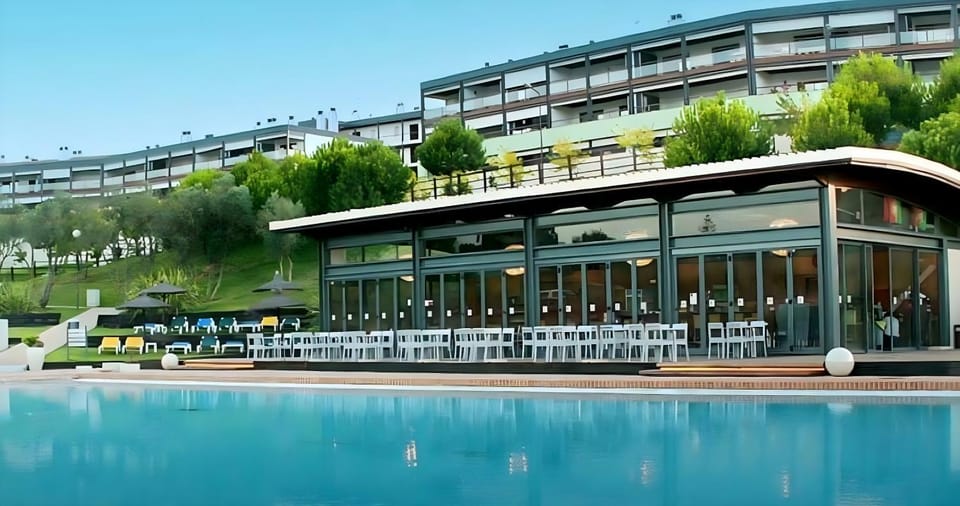 Property building, Restaurant/places to eat, Natural landscape, Lounge or bar, Pool view, Swimming pool, sunbed