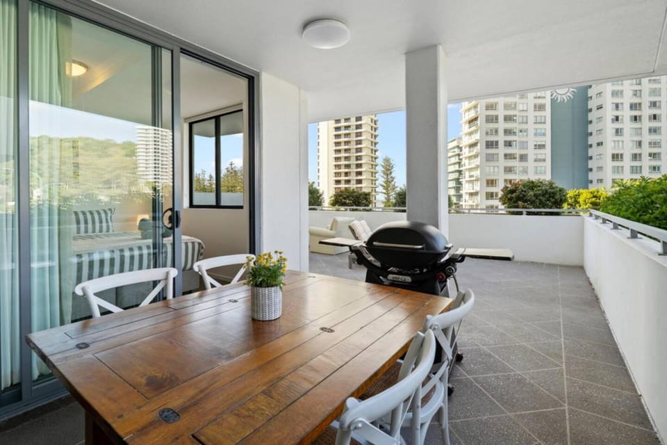 Swell Burleigh 2-Bed, Terrace, Pool, Gym & Parking Apartment in Burleigh Heads