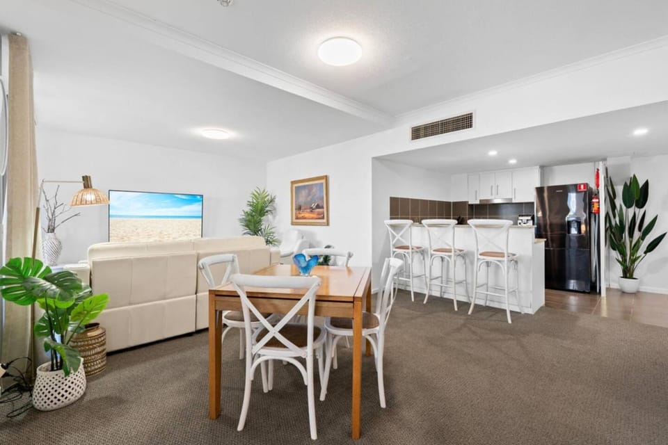 Swell Burleigh 2-Bed, Terrace, Pool, Gym & Parking Apartment in Burleigh Heads